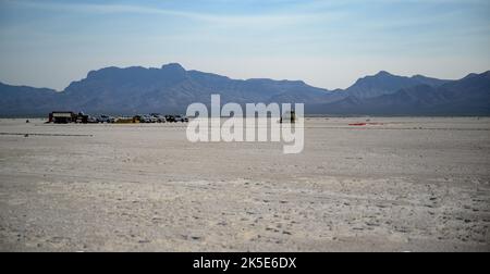 Les équipes de Boeing et de la NASA ont atteint le CST-100 Starliner après son atterrissage sans équipage à White Sands Space Harbor au Nouveau-Mexique le 25 mai 2022, marquant l'achèvement de la mission vers l'ISS. Banque D'Images