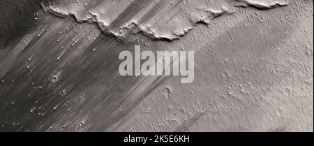Paysage martien. Cette image HiRISE montre des formes terrestres à la surface de Mars. Ces stries indiquent la direction dominante du vent martien. (Remarque : le nord est à droite sur cette image). Une version optimisée unique des images de la NASA. Crédit: NASA/JPL/UArizona Banque D'Images