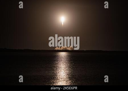 La fusée SpaceX Falcon 9, avec le sommet de l'équipage du Dragon, remonte après un décollage à 3 h 52 HAE du Launch Complex 39A au Kennedy Space Center en Floride pour la mission SpaceX Crew-4 de la NASA sur 27 avril 2022. À bord du Dragon se trouvent les astronautes de la NASA Kjell Lindgren, Bob Hines et Jessica Watkins, ainsi que l'astronaute de l'Agence spatiale européenne Samantha Cristoforetti. L’engin spatial transportera les astronautes de l’équipage 4 à la Station spatiale internationale dans le cadre du programme des équipages commerciaux de la NASA. Le vaisseau spatial Dragon, appelé Freedom par l’équipage de la mission, doit s’arrimer à la station spatiale t. Banque D'Images