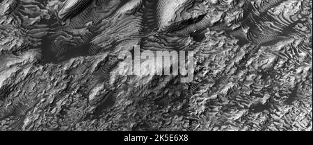Paysage martien. Cette image de HiRISE montre les formes de terrain à la surface de Mars.affleurements de roche en couches dans le cratère Danielson, Mars. Le sable foncé se trouve entre les affleurements. Danielson a environ 68km de diamètre et est au nord de Meridiani Planum. Les couches sur le plancher de Danielson peuvent avoir été formées au fond des lacs. L'image montre un terrain de moins de 5 km (moins de 3 mi) sur Une version optimisée unique de l'imagerie de la NASA. Crédit: NASA/JPL/UArizona Banque D'Images