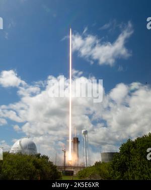 Cape Canaveral, Floride, États-Unis. 5th octobre 2022. Lors de cette exposition de vingt secondes, une fusée SpaceX Falcon 9 transportant le vaisseau spatial Crew Dragon de la société est lancée dans le cadre de la mission SpaceX Crew-5 de la NASA à la Station spatiale internationale. Credit: Joel Kowsky/NASA/ZUMA Press Wire Service/ZUMAPRESS.com/Alamy Live News Banque D'Images