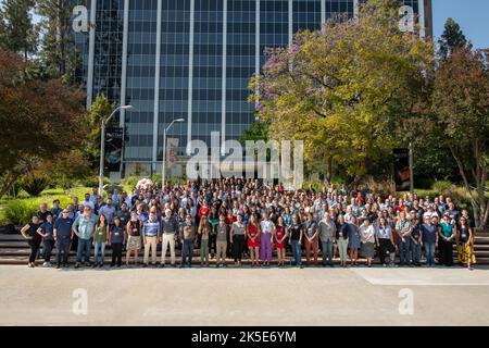 Des membres de l'équipe scientifique de la gamme Perverance rover posent sur 7 juin 2022, au Jet propulsion Laboratory de la NASA, qui gère la mission. Banque D'Images