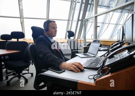 Wes Mosedale, assistant technique du directeur du lancement d’Artemis I, a surveillé les consoles dans la salle de tir 1 du Centre spatial Kennedy de la NASA pendant le compte à rebours du lancement du 3 septembre 2022, qui a été interrompu en raison de problèmes de tanking. La mission teste le système intégré de lancement spatial et le vaisseau spatial Orion avant les opérations avec équipage, y compris la rentrée et les éclaboussures. Banque D'Images