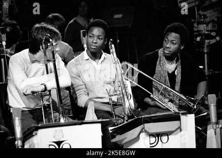 Frères Dennis Rollins, MBE (au centre) et Wiinston Rollins (à droite) pendant les réheasals pour un concert de prom des écoles au Royal Albert Hall en novembre 1982. Banque D'Images