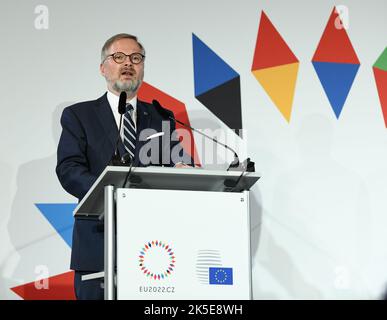 Prague, République tchèque. 7th octobre 2022. Le Premier ministre tchèque Petr Fiala assiste à une conférence de presse après un sommet informel de l'Union européenne (UE) à Prague, en République tchèque, le 7 octobre 2022. Les dirigeants de l'Union européenne (UE) ont déclaré vendredi lors d'un sommet informel ici qu'ils travaillent encore sur des politiques énergétiques coordonnées pour les États membres du bloc afin de faire face à la crise énergétique qui affecte les familles et les entreprises. Credit: Lian Yi/Xinhua/Alay Live News Banque D'Images