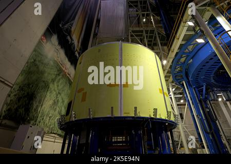 Les techniciens de l'usine de montage de Michoud déplacent la section des moteurs de la fusée Space Launch System de la NASA pour Artemis IV. la section principale de 212 pieds de haut abrite quatre moteurs RS-25 et des systèmes pour livrer du carburant. Avec deux propulseurs à fusée solide, le SLS fournira 8,8 millions de livres de poussée pour envoyer Orion, des astronautes et des cargaisons vers la Lune et mars. La fusée prend en charge la passerelle de la NASA, le Human Landing System et les missions lunaires et spatiales lointaines. Banque D'Images