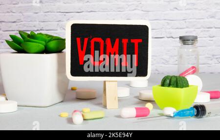 vomit mot écrit sur bloc de bois. vomit texte sur table en bois pour votre desing, concept de coronavirus vue de dessus. Banque D'Images