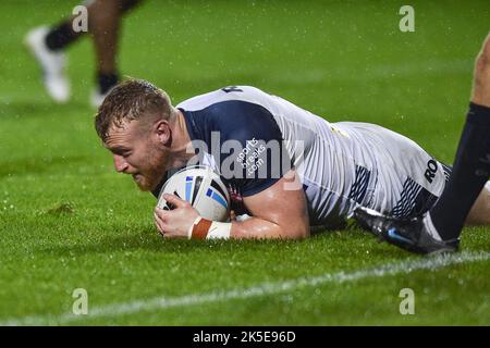 Salford, Royaume-Uni. 7th octobre 2022 - Luke Thompson d'Angleterre marque un essai. Rugby League Pre World Cup International friendly, Angleterre vs Fidji au stade AJ Bell, Salford, Royaume-Uni Credit: Dean Williams/Alay Live News Banque D'Images