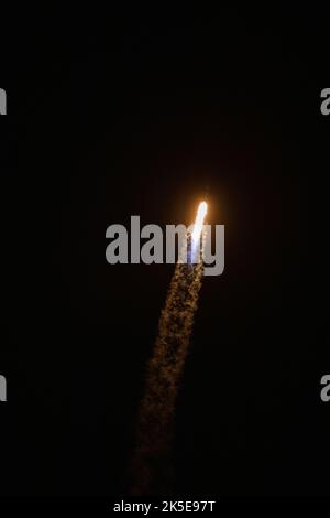 La fusée SpaceX Falcon 9, avec le sommet de l'équipage du Dragon, remonte après un décollage à 3 h 52 HAE du Launch Complex 39A au Kennedy Space Center en Floride pour la mission SpaceX Crew-4 de la NASA sur 27 avril 2022. À bord du Dragon se trouvent les astronautes de la NASA Kjell Lindgren, Bob Hines et Jessica Watkins, ainsi que l'astronaute de l'Agence spatiale européenne Samantha Cristoforetti. L’engin spatial transportera les astronautes de l’équipage 4 à la Station spatiale internationale dans le cadre du programme des équipages commerciaux de la NASA. Le vaisseau spatial Dragon, appelé Freedom par l’équipage de la mission, doit s’arrimer à la station spatiale t. Banque D'Images