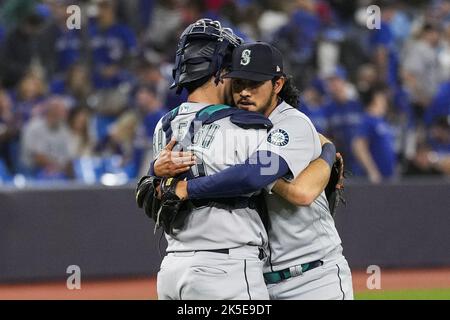 Toronto, Canada. 07th octobre 2022. Les marins de Seattle capturent Cal Raleigh et le pichet de secours Andres Munoz célèbrent après avoir battu les Blue Jays de Toronto dans le jeu l'une des séries de cartes sauvages de la ligue américaine au Centre Rogers à Toronto, Canada, vendredi, 7 octobre 2022. Photo par Andrew Lahodynskyj/UPI crédit: UPI/Alay Live News Banque D'Images