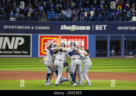 Toronto, Canada. 07th octobre 2022. Les Mariners de Seattle célèbrent après avoir battu les Blue Jays de Toronto dans le jeu une des séries de cartes sauvages de la ligue américaine au Centre Rogers à Toronto, au Canada, vendredi, 7 octobre 2022. Photo par Andrew Lahodynskyj/UPI crédit: UPI/Alay Live News Banque D'Images