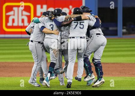 Toronto, Canada. 07th octobre 2022. Les Mariners de Seattle célèbrent après avoir battu les Blue Jays de Toronto dans le jeu une des séries de cartes sauvages de la ligue américaine au Centre Rogers à Toronto, au Canada, vendredi, 7 octobre 2022. Photo par Andrew Lahodynskyj/UPI crédit: UPI/Alay Live News Banque D'Images