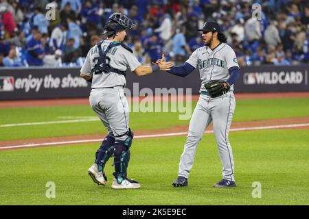 Toronto, Canada. 07th octobre 2022. Les marins de Seattle capturent Cal Raleigh et le pichet de secours Andres Munoz célèbrent après avoir battu les Blue Jays de Toronto dans le jeu l'une des séries de cartes sauvages de la ligue américaine au Centre Rogers à Toronto, Canada, vendredi, 7 octobre 2022. Photo par Andrew Lahodynskyj/UPI crédit: UPI/Alay Live News Banque D'Images