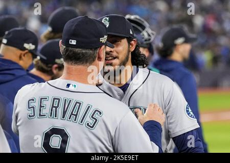 Toronto, Canada. 07th octobre 2022. Le pichet de secours des navigateurs de Seattle Andres Munoz parle avec le gestionnaire Scott Servais après avoir battu les Blue Jays de Toronto dans le jeu une d'une série de cartes sauvages de la ligue américaine au Centre Rogers à Toronto, Canada, vendredi, 7 octobre 2022. Photo par Andrew Lahodynskyj/UPI crédit: UPI/Alay Live News Banque D'Images