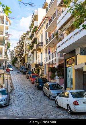 Athènes, Grèce - 7 mai 2018 : rue du Pirée, vue verticale de la voiture garée, des bâtiments, du ciel et de la route de la ville en été. Thème de ville de montagne, cultu Banque D'Images