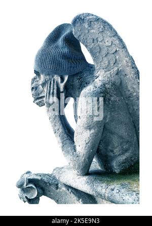 Gargoyle se sentant froid isolé sur fond blanc, Paris, France. Statue de gargouille drôle (chimera) en chapeau tricoté d'hiver. Concept de gaz coûteux et Banque D'Images