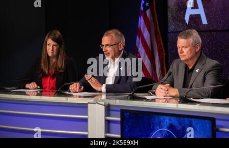 Le 26 août 2022, la NASA tient un exposé des médias sur le rôle de l’industrie dans l’avancement de l’exploration humaine au Kennedy Space Center de la NASA en Floride, alors que l’agence se prépare au lancement d’Artemis I prévu pour le 29 août, à 8 h 33 HAE du Kennedy Launch Complex 39B. Les participants, de gauche à droite, sont Kathryn Hambleton, NASA Communications; Jim Free, administrateur de l'association, exploration Systems Development Mission Directorate, NASA Headquarters; et Randy Lycans, vice-président/directeur général de NASA Enterprise Solutions, Jacobs. Le premier d'une série de missions de plus en plus complexes, Arte Banque D'Images