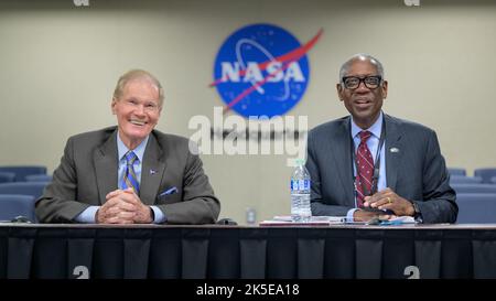 Bill Nelson, administrateur de la NASA, à gauche, et président du Conseil consultatif de la NASA, le général Lester Lyles, USAF (à la retraite), discutent avec d'autres membres du CNA, participant virtuellement, lors d'une session exécutive du Conseil consultatif de la NASA, le lundi 28 février 2022, au siège social de la NASA Mary W. Jackson, à Washington. Banque D'Images