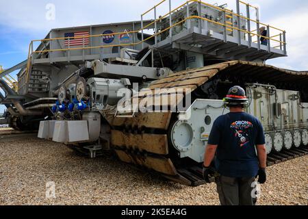 Un technicien vérifie le transporteur à chenilles 2 de la NASA lors de son voyage au bâtiment de montage de véhicules (VAB) du Kennedy Space Center en Floride, à 3 juin 2022. Le robot de chenilles se déplaceront à l'intérieur du VAB, où il glissera sous le système de lancement spatial Artemis I avec le vaisseau spatial Orion sur le lanceur mobile et le transportera vers le complexe de lancement 39B pour un test de répétition en robe humide avant le lancement Artemis I. Artemis I sera le premier test intégré des engins spatiaux SLS et Orion. Dans des missions ultérieures, la NASA débarque la première femme et la première personne de couleur sur la surface du M. Banque D'Images