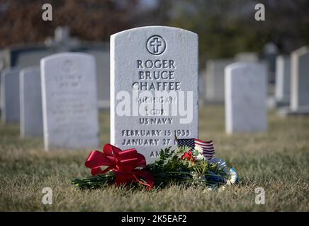 La tombe de Roger Chaffee au cimetière national d’Arlington a été honorée lors de la Journée du souvenir de la NASA le 27 janvier 2022, commémorant les astronautes morts dans la poursuite de l’exploration spatiale. Banque D'Images