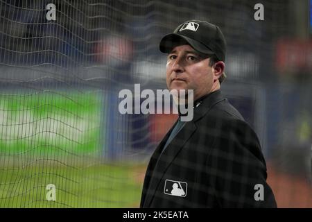 Toronto, Canada. 07th octobre 2022. Un fan vêtu comme un arbitre alors que les Blue Jays de Toronto affrontent les Seattle Mariners pendant le match un d'une série de cartes sauvages de la ligue américaine au Centre Rogers à Toronto, Canada, vendredi, 7 octobre 2022. Photo par Andrew Lahodynskyj/UPI crédit: UPI/Alay Live News Banque D'Images