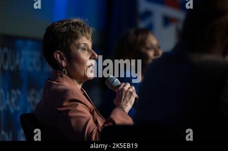 Marla Peréz-Davis, directrice du Glenn Research Center, a participé à un panel avec trois autres femmes directrices du centre de la NASA, Janet Petro, Vanessa Wyche et Jody Singer, lors de l'événement DirectHERS le 7 juin 2022, au siège de la NASA à Washington. Banque D'Images