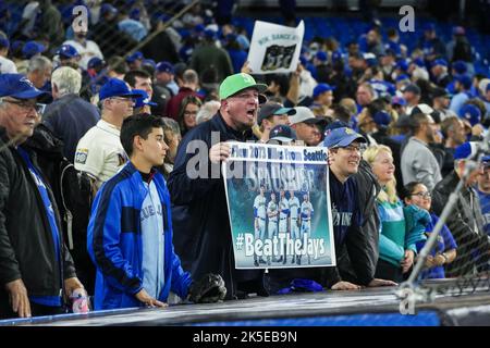 Toronto, Canada. 07th octobre 2022. Les fans des Mariners de Seattle célèbrent après que les Mariners de Seattle ont battu les Blue Jays de Toronto dans le jeu un d'une série de cartes sauvages de la ligue américaine au Centre Rogers à Toronto, Canada, vendredi, 7 octobre 2022. Photo par Andrew Lahodynskyj/UPI crédit: UPI/Alay Live News Banque D'Images