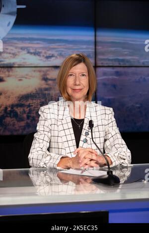 Kathryn Lueders, administratrice associée, Direction des missions d'opérations spatiales, siège de la NASA à Washington, est présentée lors d'un briefing de presse de l'équipage 4, 26 avril 2022, au Kennedy Space Center de la NASA en Floride, avant le lancement de l'équipage SpaceX 4 de l'agence. Les astronautes de la NASA Kjell Lindgren, Bob Hines et Jessica Watson, ainsi que l'astronaute de l'Agence spatiale européenne Samantha Cristoforetti, embarqueront à bord du Dragon SpaceX, nommé Freedom par l'équipage de l'équipage Crew-4, au sommet de la fusée Falcon 9 de l'entreprise sur 27 avril 2022, jusqu'à la Station spatiale internationale. Le lancement est prévu pour 3 h 52 HAE à partir de Banque D'Images