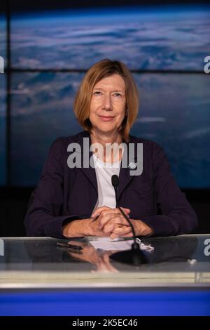 Kathryn Lueders, administratrice associée, Direction des missions spatiales de la NASA, participe à une conférence de presse post-lancement de l’équipage 4, 27 avril 2022, au Kennedy Space Center de la NASA en Floride. Le vaisseau spatial SpaceX Crew Dragon, propulsé par la fusée Falcon 9 de la société, s'est retiré du complexe de lancement 39A de Kennedy à 3 h 52 HAE sur 27 avril. Nommé Freedom par les astronautes de la mission Kjell Lindgren, Bob Hines, Jessica Watson et Samantha Cristoforetti, Dragon devrait s'arrimer à la station spatiale aujourd'hui à 8 h 15 HAE. Banque D'Images