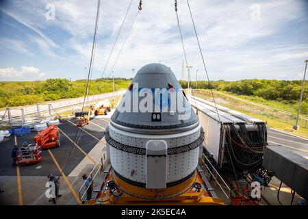 Le vaisseau spatial CST-100 Starliner de Boeing sort de l’équipage commercial et de l’installation de traitement du fret de la compagnie au Kennedy Space Center de la NASA en Floride, sur 4 mai 2022. L’engin spatial fera le voyage vers l’installation d’intégration verticale du complexe de lancement spatial 41 à la station de la Force spatiale de Cape Canaveral, où il sera fixé au sommet d’une fusée Atlas V de United Launch Alliance pour le deuxième essai orbital en vol de Boeing (OFT-2) à la station spatiale internationale pour l’équipage commercial de la NASA Programme. Banque D'Images