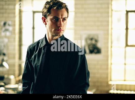 JUDE LAW, CLOSER, 2004 Banque D'Images