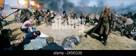 STELLAN SKARSGARD, équipe de tournage, LE ROI ARTHUR, 2004 Banque D'Images