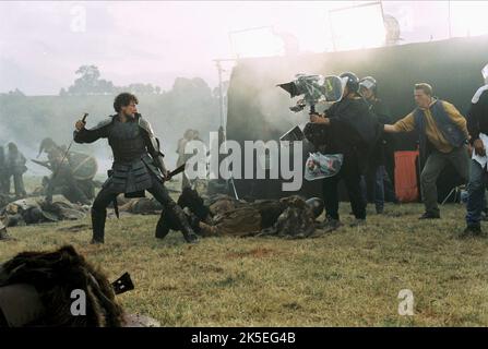 IOAN GRUFFUDD, équipe de tournage, LE ROI ARTHUR, 2004 Banque D'Images