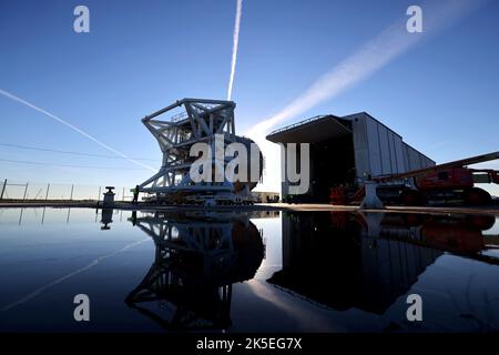 Le réservoir d'hydrogène liquide qui fera partie de la phase centrale de la fusée Space Launch System est en préparation pour la mission Artemis III au centre d'assemblage Michoud de la NASA à la Nouvelle-Orléans. Finalement, le réservoir sera connecté à la section du moteur qui abritera les moteurs RS-25. La section du moteur est toujours en cours de montage. Par conséquent, pour ces équipes d'essai, un simulateur arrière de section du moteur a été installé pendant les essais de résistance sur 27 janvier 2022. Une fois le simulateur de recul fixé, le réservoir LH2 subit une évaluation non destructive, ce qui permet de tester la résistance de la soudure et de s'assurer que le réservoir est structurellement sain. Le Banque D'Images