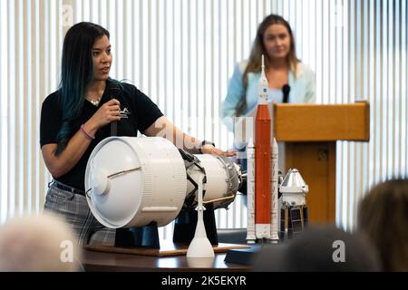 Stade de propulsion cryogénique provisoire (IPCH) responsable de la propulsion à United Launch Alliance Julia Paez fait des remarques lors d'une discussion avec des participants sociaux de la NASA, le samedi 27 août 2022, à l'installation de traitement de la station spatiale du Kennedy Space Center de la NASA en Floride. L’essai en vol Artemis I de la NASA est le premier essai en vol intégré des systèmes d’exploration spatiale profonde de l’agence : l’engin spatial Orion, la fusée SLS (Space Launch System) et les systèmes au sol. Le lancement de l'essai en vol sans équipage est prévu au plus tôt le 29 août à 8 h 33 HE. Banque D'Images