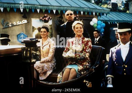 ANNE HATHAWAY, HECTOR ELIZONDO, Julie Andrews, LE PRINCESS DIARIES 2 : ROYAL ENGAGEMENT, 2004 Banque D'Images