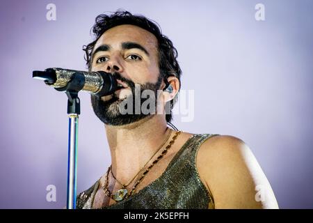 Milan, Italie. 7th octobre 2022. Marco Mengoni dans un concert live au Forum d'Assago pour une date de sa tournée. Crédit : ZUMA Press, Inc./Alay Live News Banque D'Images