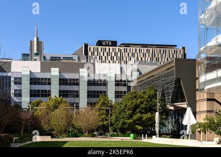 L'UTS Alumni Green avec les bâtiments 4 et 6 en arrière-plan à l'Université de technologie de Sydney Banque D'Images