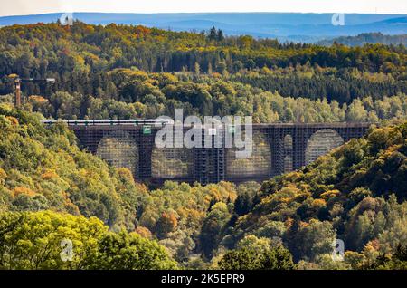 Saxe, Allemagne. 07th octobre 2022. 07 octobre 2022, Saxe, Jocketa: Un train de la Mitteldeutsche Regiobahn passe le pont d'Elstertal. La rénovation du pont ferroviaire vieux de plus de 150 ans dans la région de Vogtland progresse selon le plan. Une bonne 36 000 des quelque douze millions de briques du deuxième plus grand pont de briques du monde doivent être remplacées. Les briques ont été faites sur mesure selon un modèle historique. De plus, les chemins de roulement sont en cours de reconstruction, a expliqué le chemin de fer. La fin des rénovations est prévue pour la fin de 2025, selon le wagon Banque D'Images