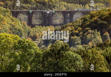 Saxe, Allemagne. 07th octobre 2022. 07 octobre 2022, Saxe, Jocketa: Un train de la Mitteldeutsche Regiobahn passe le pont d'Elstertal. La rénovation du pont ferroviaire vieux de plus de 150 ans dans la région de Vogtland se déroule selon le plan. Une bonne 36 000 des quelque douze millions de briques du deuxième plus grand pont de briques du monde doivent être remplacées. Les briques ont été faites sur mesure selon un modèle historique. De plus, les chemins de roulement sont en cours de reconstruction, a expliqué le chemin de fer. Selon le rail, la fin des rénovations est prévue pour la fin de 2025 Banque D'Images