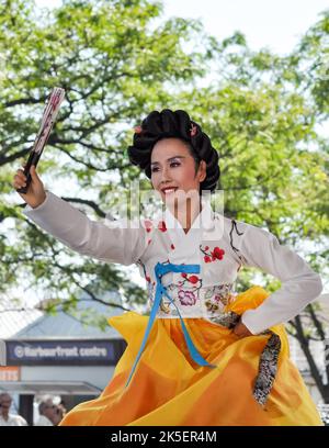 Danseurs coréens se produisant en direct sur la scène Redpath, Toronto, Canada Banque D'Images