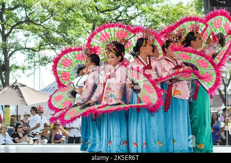 Danseurs coréens se produisant en direct sur la scène Redpath, Toronto, Canada Banque D'Images