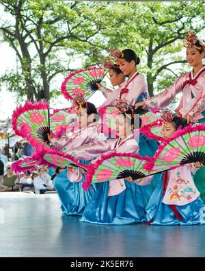 Danseurs coréens se produisant en direct sur la scène Redpath, Toronto, Canada Banque D'Images