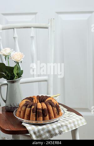 Délicieux gâteau de marbre Bund ou Marmer maison avec effet de marbre de deux couleurs différentes de Batters, vanille et gâteau au chocolat en éponge. Banque D'Images