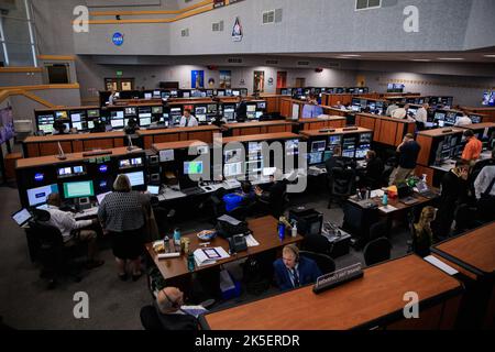 Les membres de l’équipe de lancement d’ARTEMIS I ont surveillé les consoles dans la salle de tir 1 du Kennedy Space Center de la NASA pendant le compte à rebours du 3 septembre 2022, qui a été annulé en raison de problèmes de tanking. La mission évalue la fusée Space Launch System et le vaisseau spatial Orion pour les futures missions avec équipage, y compris la rentrée, la descente et l'éclaboussure. Banque D'Images