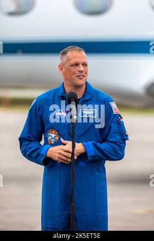 Bob Hines, astronaute de la NASA, parle aux membres des médias d'information lors de l'arrivée de l'équipage pour la mission SpaceX Crew-4 de la NASA à l'installation de lancement et d'atterrissage du Centre spatial Kennedy, en Floride, sur 18 avril 2022. Hines, ainsi que les astronautes de la NASA Kjell Lindgren et Jessica Watkins, et l'astronaute de l'Agence spatiale européenne Samantha Cristoforetti, lanceront à bord de la fusée d'équipage Dragon et Falcon 9 de SpaceX sur 23 avril 2022. Le lancement est prévu pour 5 h 26 HAE à partir du complexe de lancement Kennedy 39A. Banque D'Images