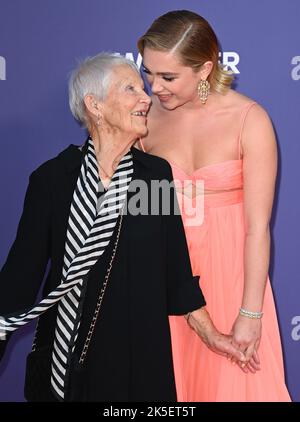 7 octobre 2022. Londres, Royaume-Uni. Florence Pugh et la grand-mère Granny Pat‰ arrivée au BFI London film Festival Premiere The Wonder, Royal Festival Hall. Crédit : Doug Peters/EMPICS/Alamy Live News Banque D'Images