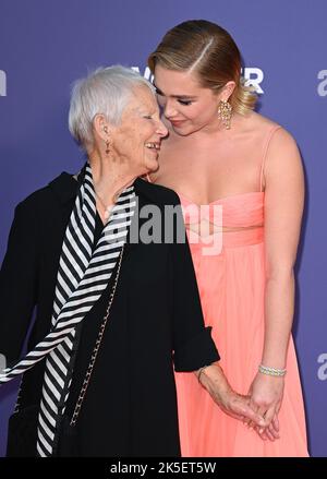 7 octobre 2022. Londres, Royaume-Uni. Florence Pugh et la grand-mère Granny Pat‰ arrivée au BFI London film Festival Premiere The Wonder, Royal Festival Hall. Crédit : Doug Peters/EMPICS/Alamy Live News Banque D'Images