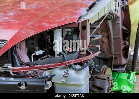 Par conséquent, les dommages causés à la carrosserie pendant un accident ont provoqué le remplacement de l'aile avant de la voiture Banque D'Images