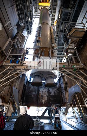 Le premier étage de la fusée Atlas V 541 de United Launch Alliance est positionné verticalement dans l'installation d'intégration verticale du Space Launch Complex-41, Cape Canaveral, Floride. La fusée lancera le satellite GOES-T de la NOAA, le troisième de la série GOES-R, pour surveiller la météo. Le lancement est géré par le programme des services de lancement de la NASA au Kennedy Space Center. Banque D'Images
